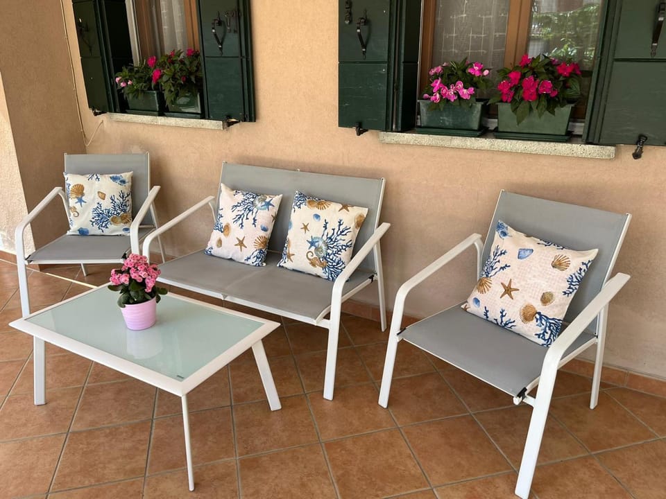 Property building, Patio, Balcony/Terrace