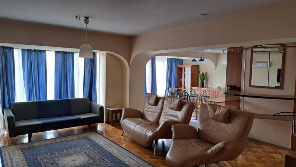 Bright spacious 2 bedroom apt in heart of Almaty! Apartment in Almaty