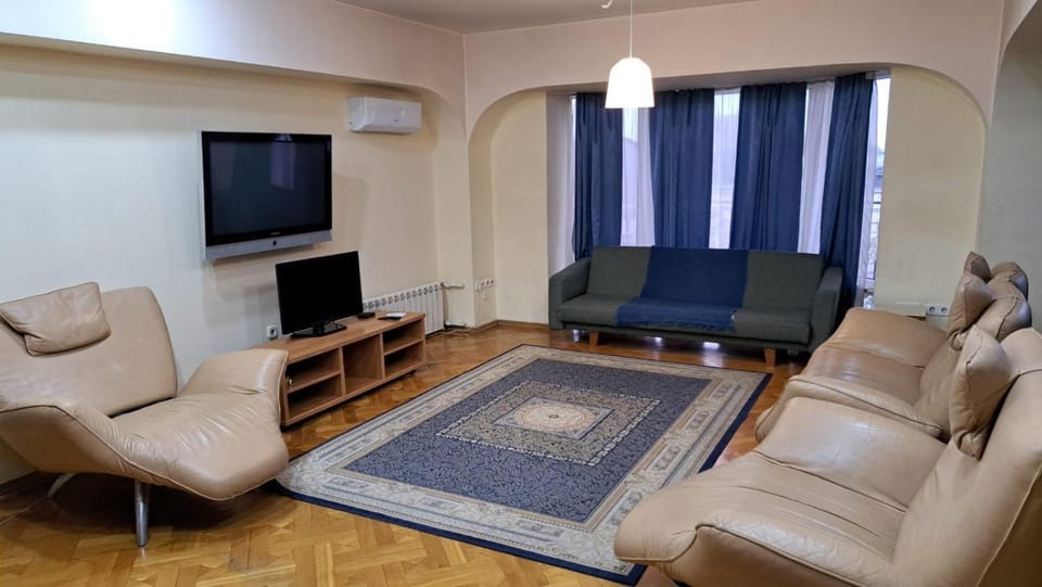 Bright spacious 2 bedroom apt in heart of Almaty! Apartment in Almaty