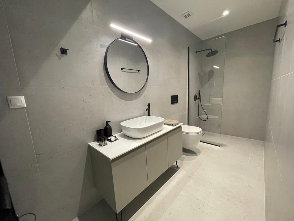 Shower, Toilet, Bathroom, towels