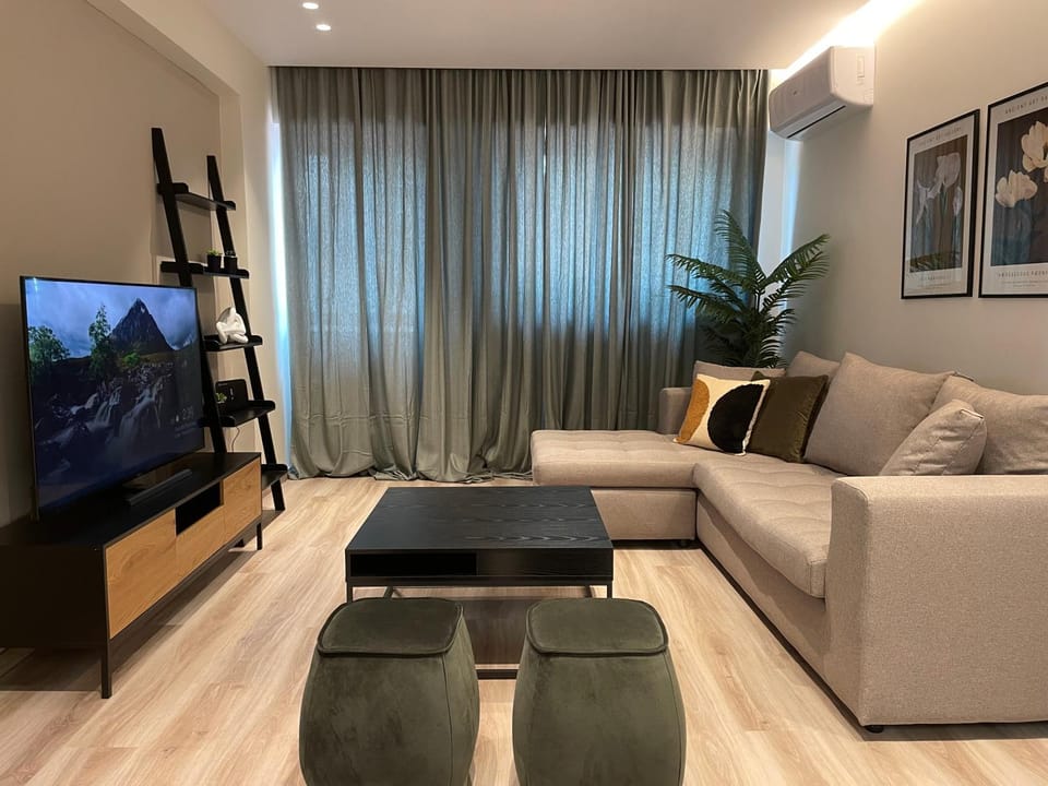 TV and multimedia, Living room, Seating area, Evening entertainment