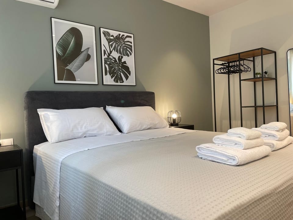 Bed, Photo of the whole room, Bedroom, towels