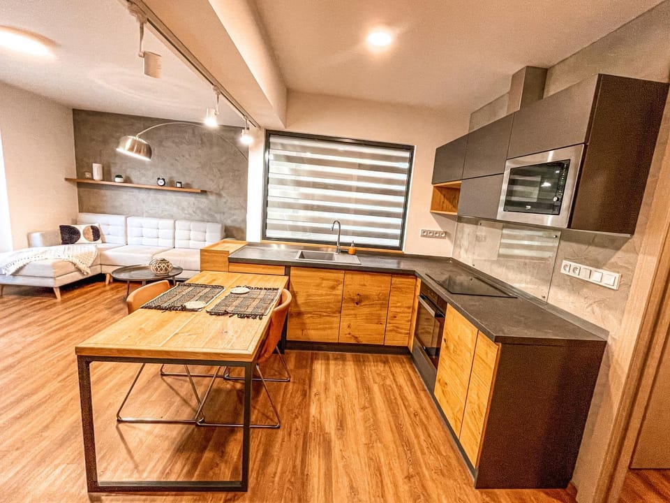 Kitchen or kitchenette, Dining area, minibar, pet friendly, stove
