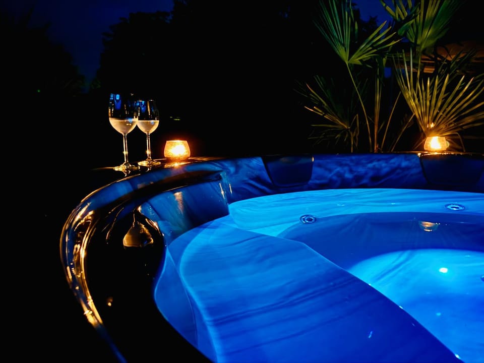 Hot Tub, Swimming pool