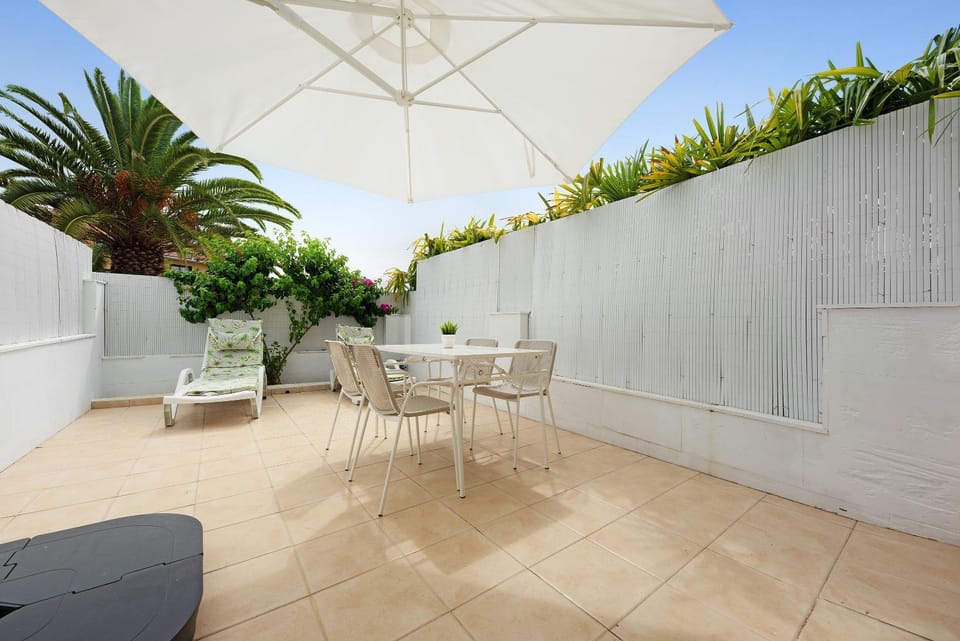 Property building, Balcony/Terrace, Living room