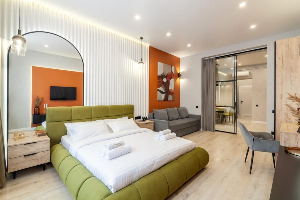 Bed, Photo of the whole room, Seating area, Bedroom