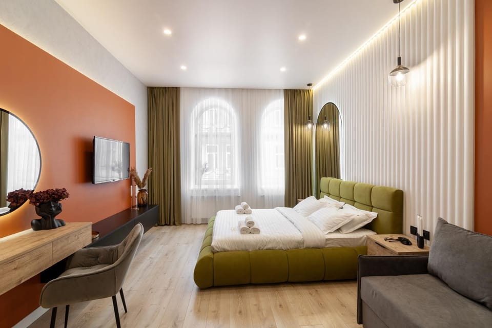 Bed, TV and multimedia, Photo of the whole room, Bedroom, towels
