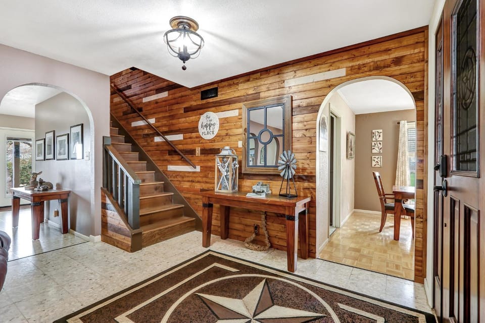 Lakeside Overlook House in Spring Branch