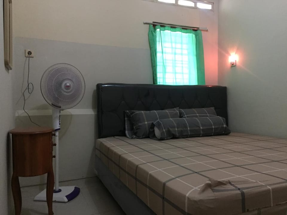 Bed, Photo of the whole room, Bedroom, fireplace