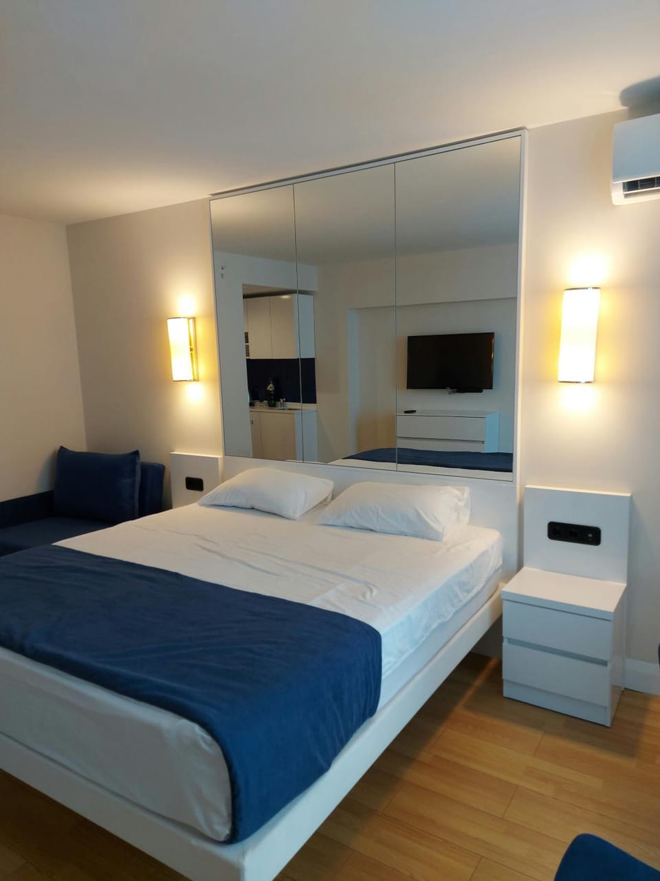 Bed, Photo of the whole room