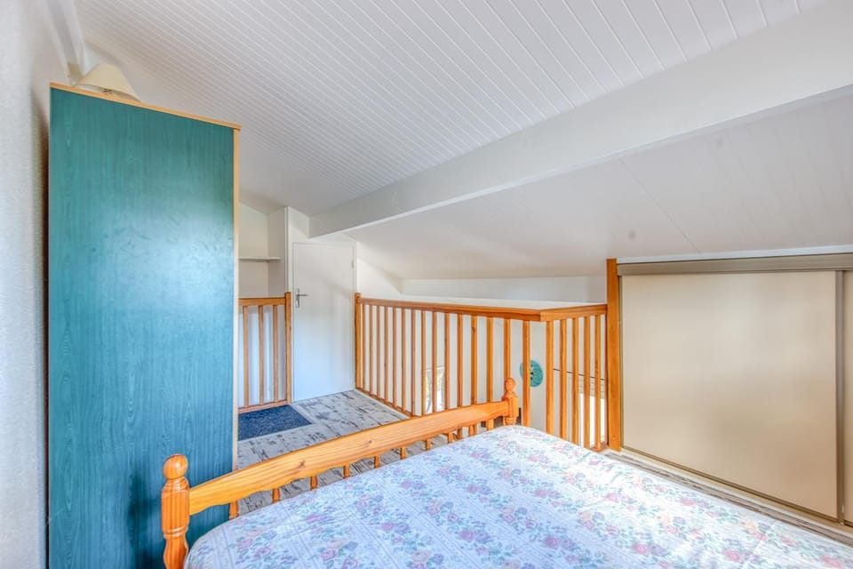 Property building, Living room, Bedroom