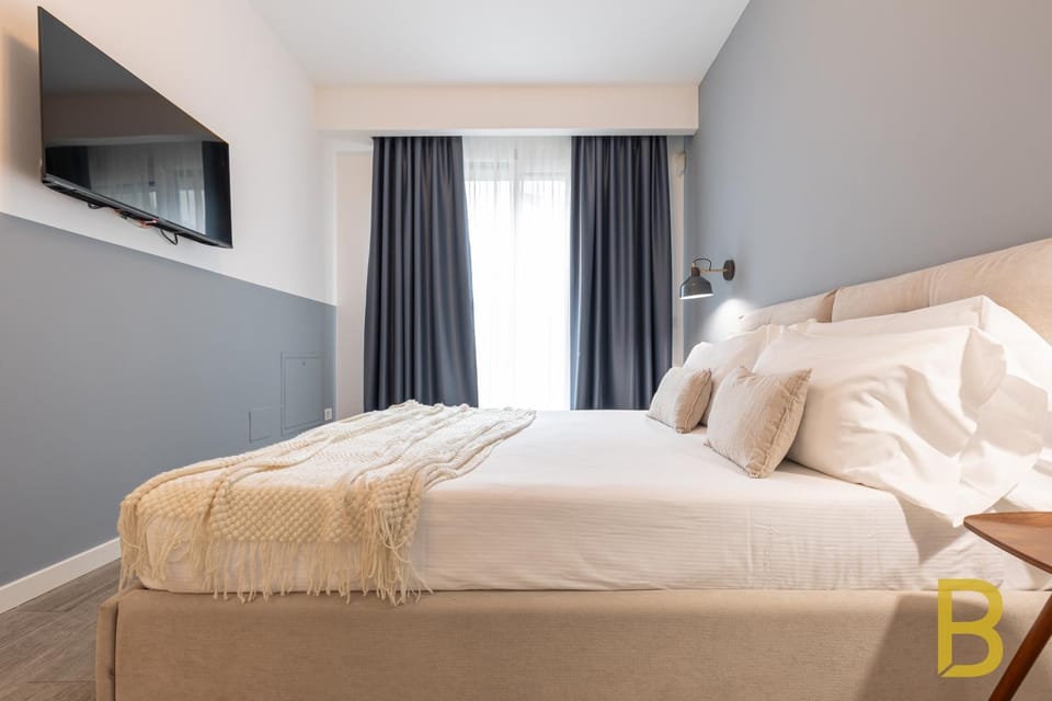 Bed, TV and multimedia, Bedroom