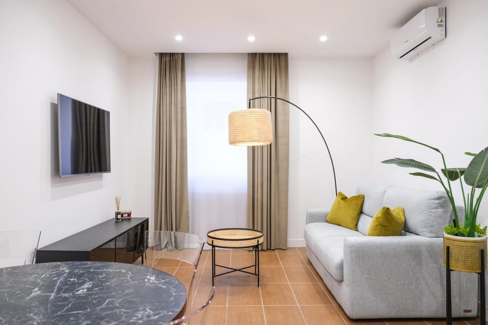 Communal lounge/ TV room, TV and multimedia, Living room, Seating area, Evening entertainment, air conditioner