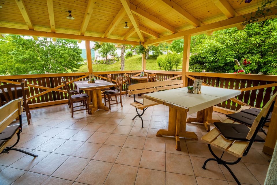 Restaurant/places to eat, Balcony/Terrace