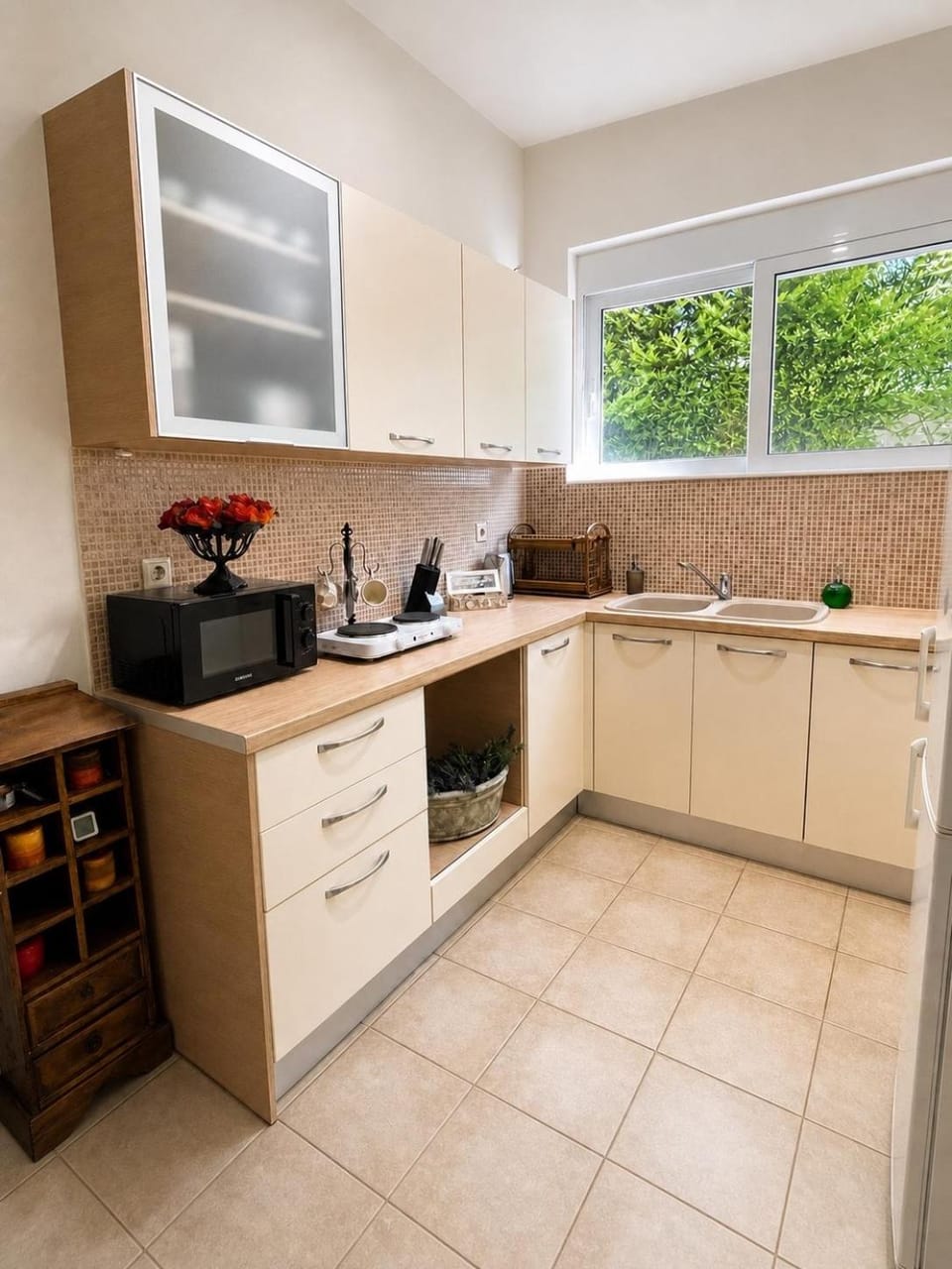 Kitchen or kitchenette, microwave, stove