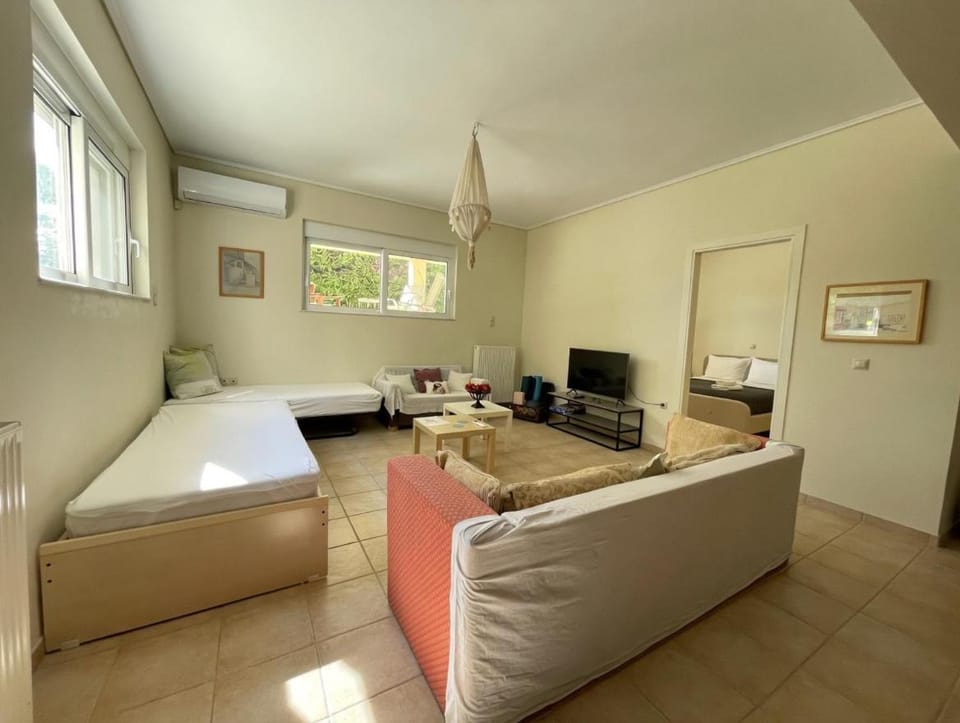 Bed, TV and multimedia, Living room, Seating area