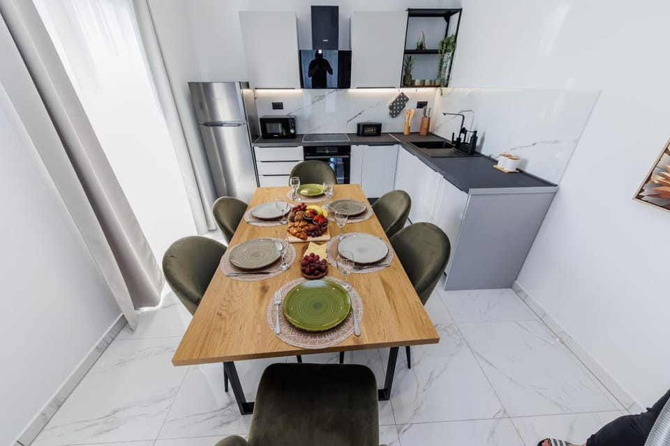 Kitchen or kitchenette, Dining area