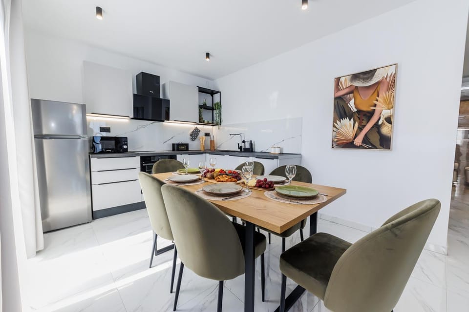 Kitchen or kitchenette, Dining area