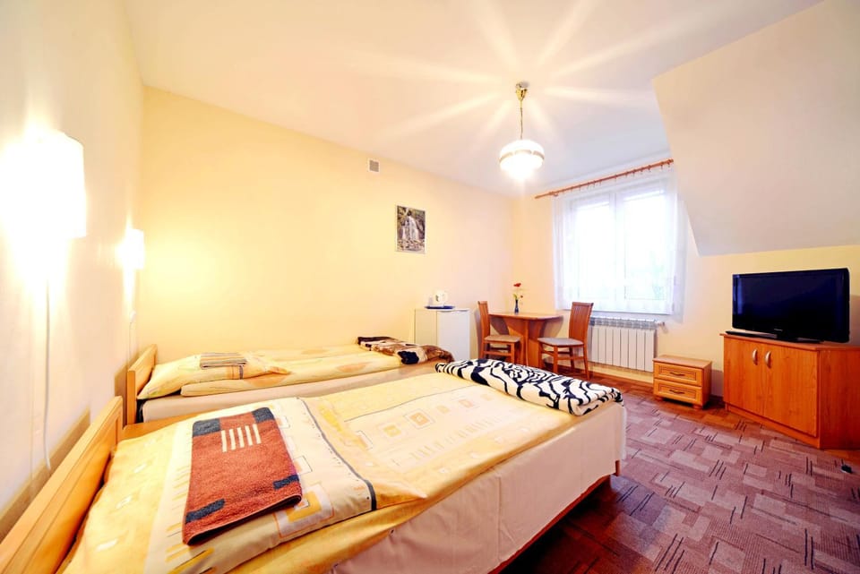 Bed, TV and multimedia, Photo of the whole room, Bedroom, hair dresser