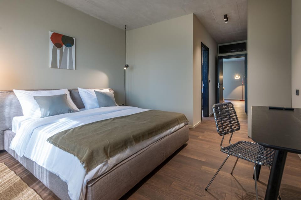 Bed, Photo of the whole room, Seating area, Bedroom