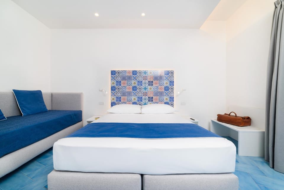 Bed, Photo of the whole room, Seating area, Bedroom