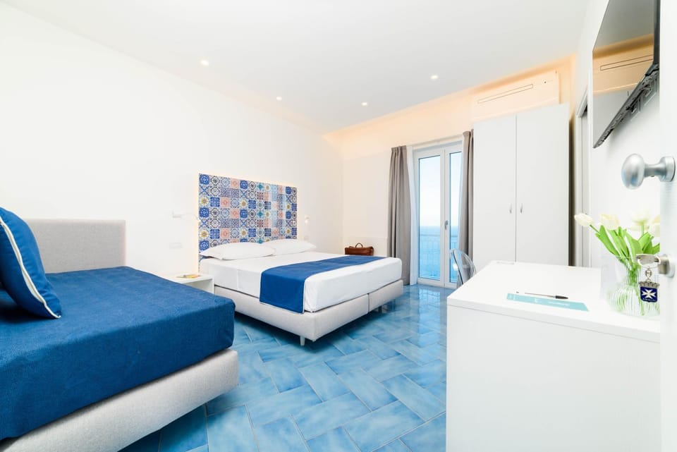 Bed, TV and multimedia, Living room, Photo of the whole room, Seating area, Bedroom