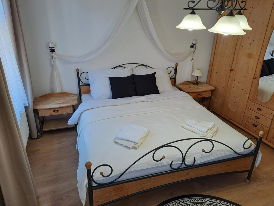 Bed, Photo of the whole room, towels