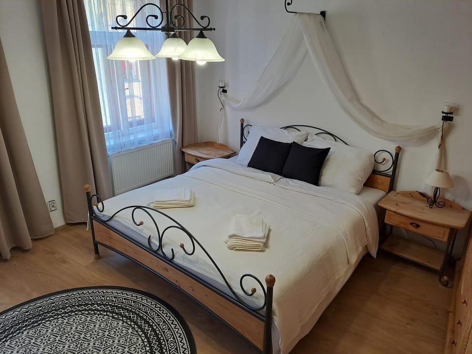 Bed, Photo of the whole room, towels