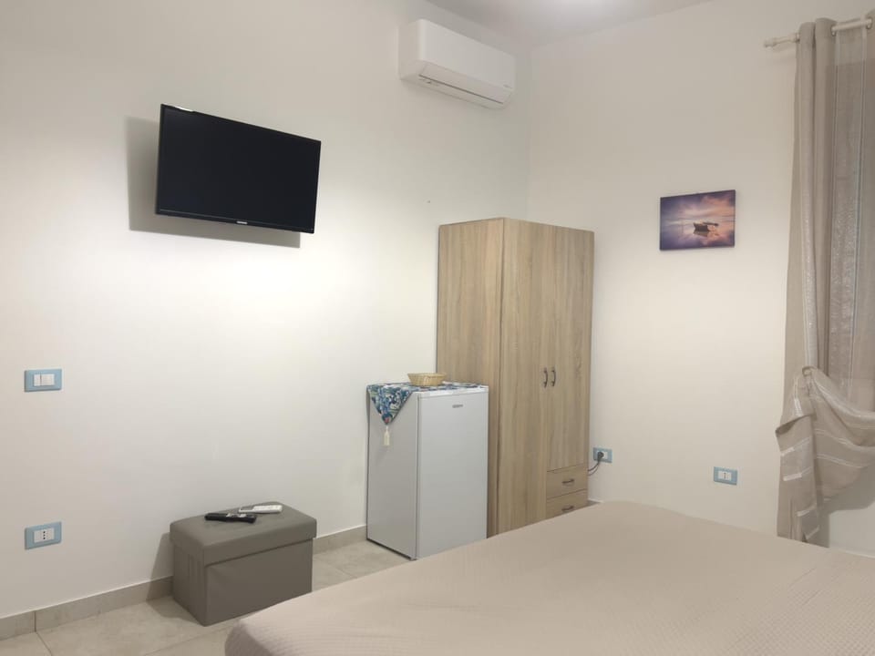 TV and multimedia, Photo of the whole room, Bedroom, wardrobe, air conditioner