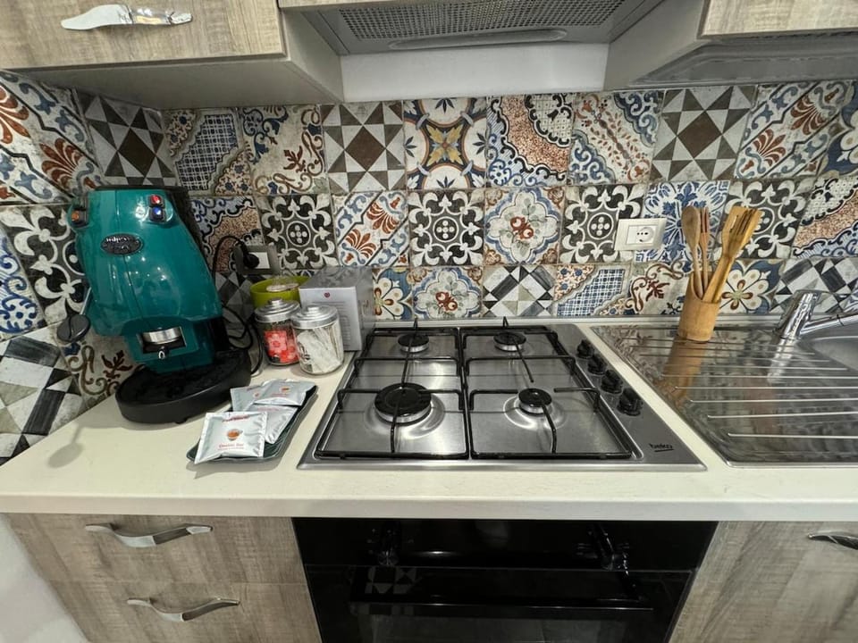 Coffee/tea facilities, Kitchen or kitchenette, stove