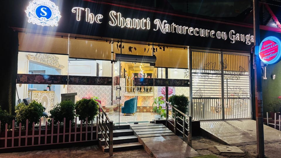 Property building, Facade/entrance, Lobby or reception