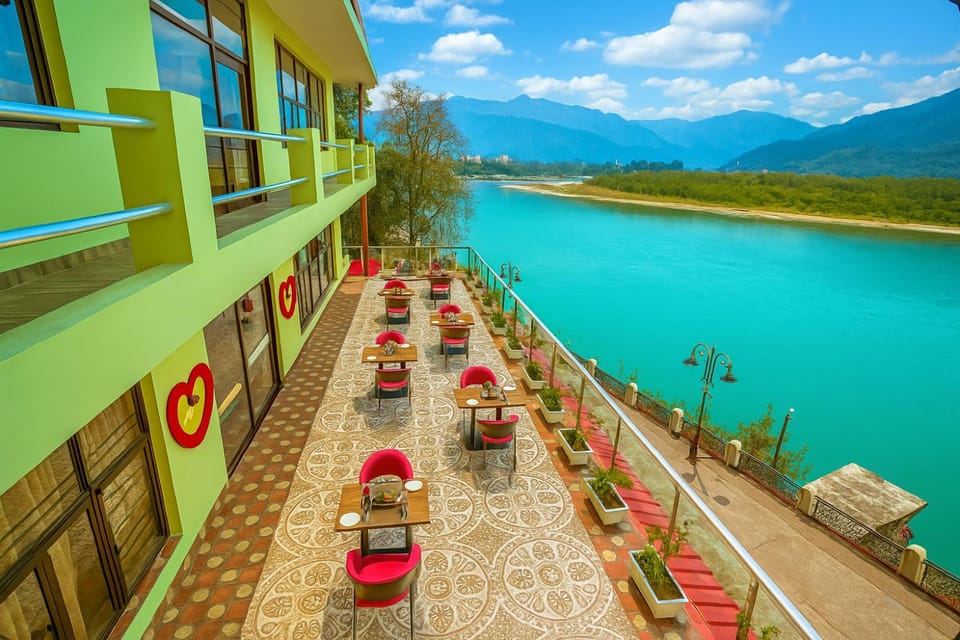 Property building, Nearby landmark, Day, Natural landscape, View (from property/room), Balcony/Terrace, Mountain view, River view