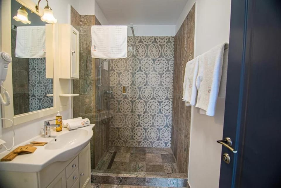 Shower, Bathroom, Bath, towels
