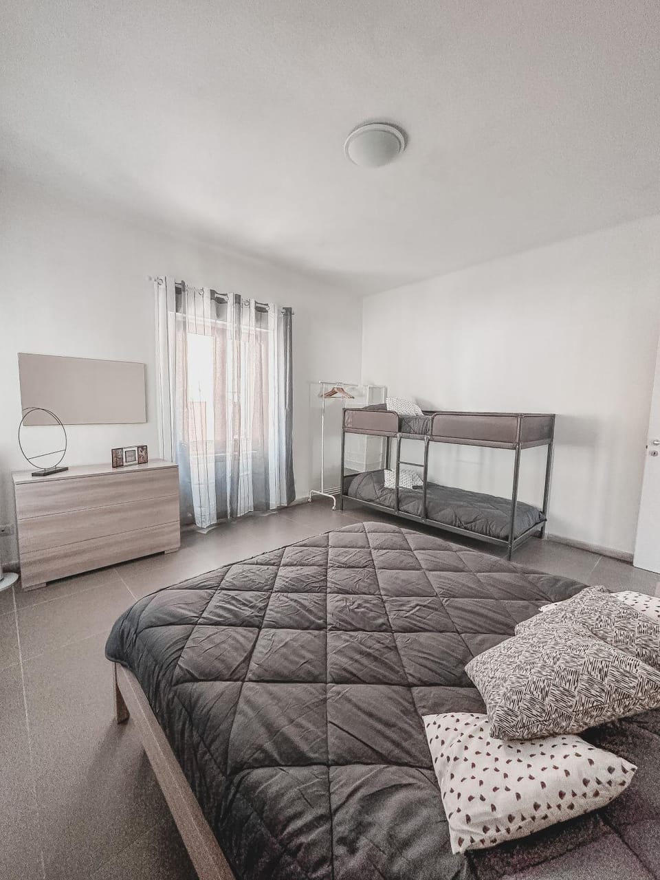 Photo of the whole room, Bedroom