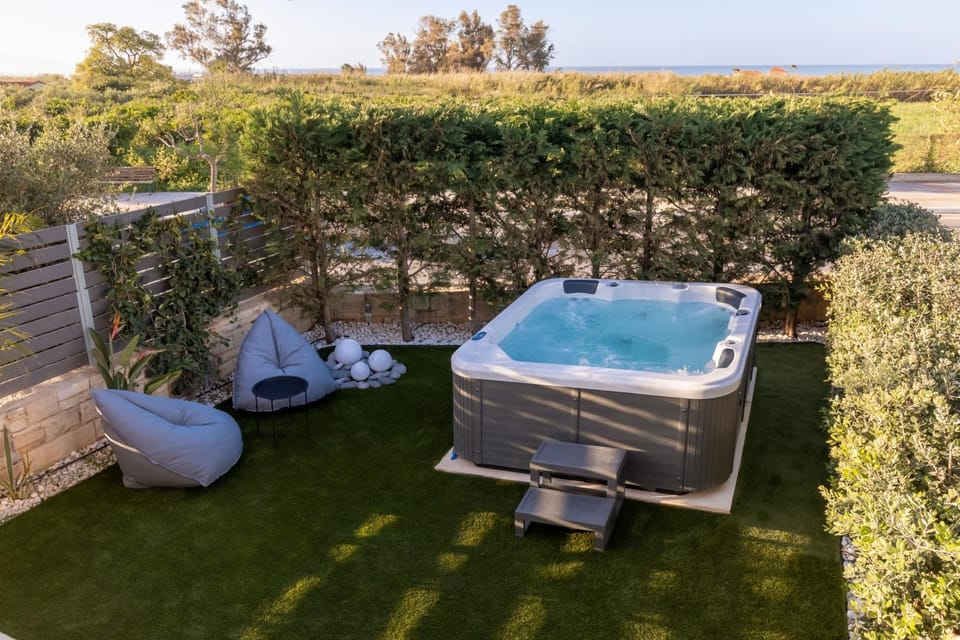 Garden, Hot Tub