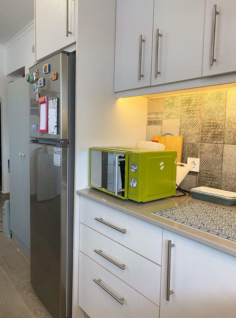 Kitchen or kitchenette, minibar