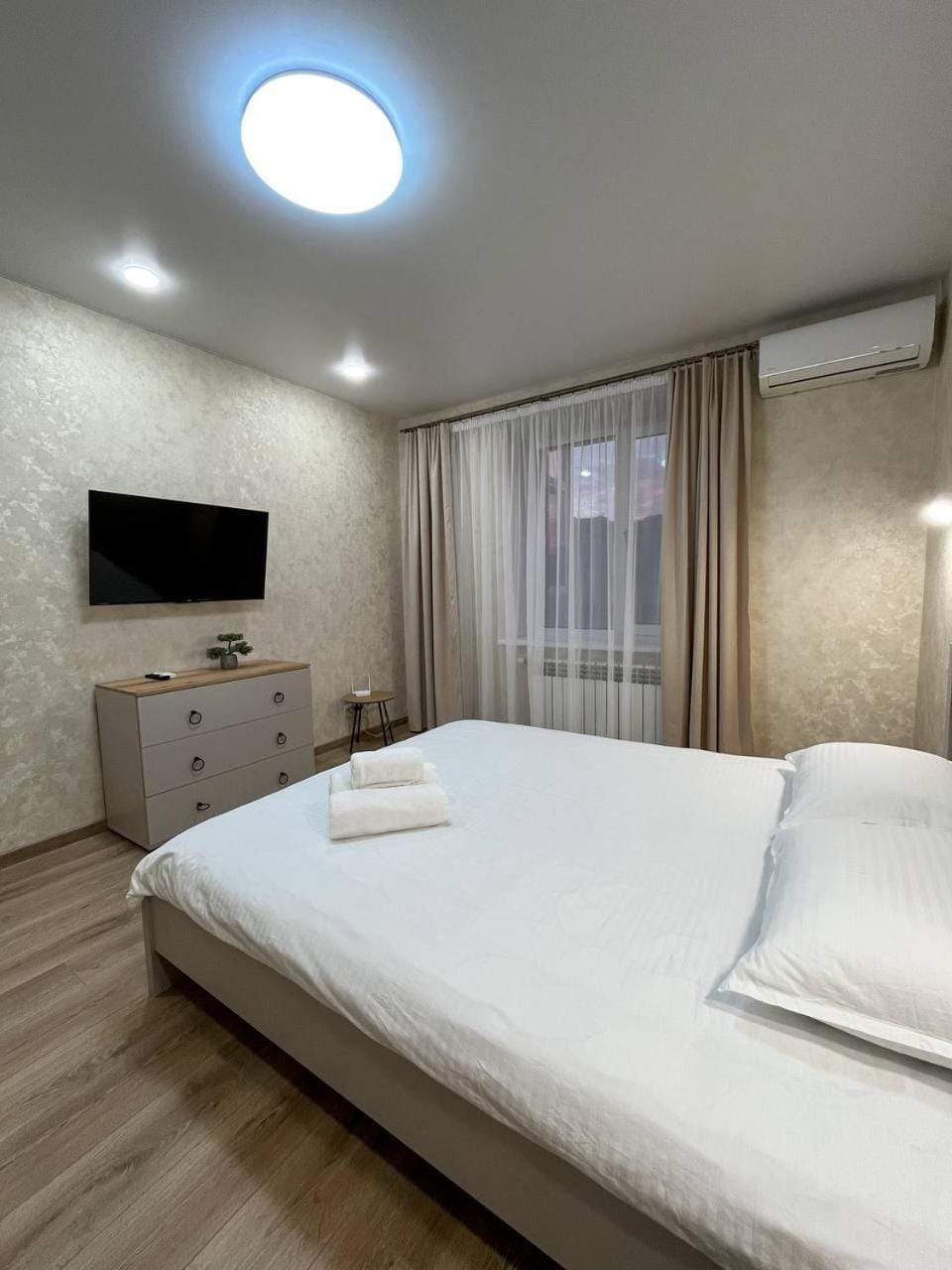 Bed, TV and multimedia, Bedroom