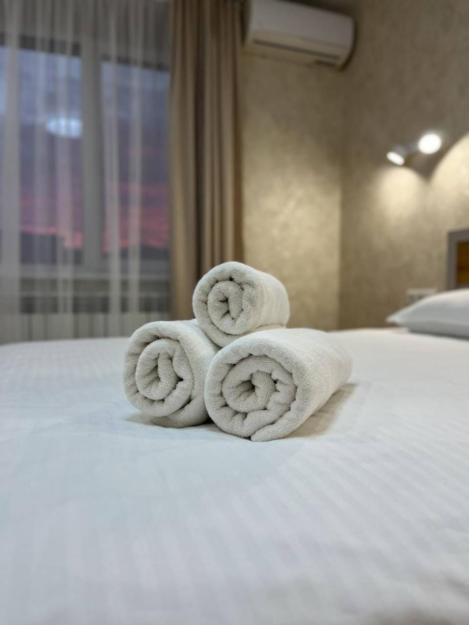 Bed, Bedroom, towels