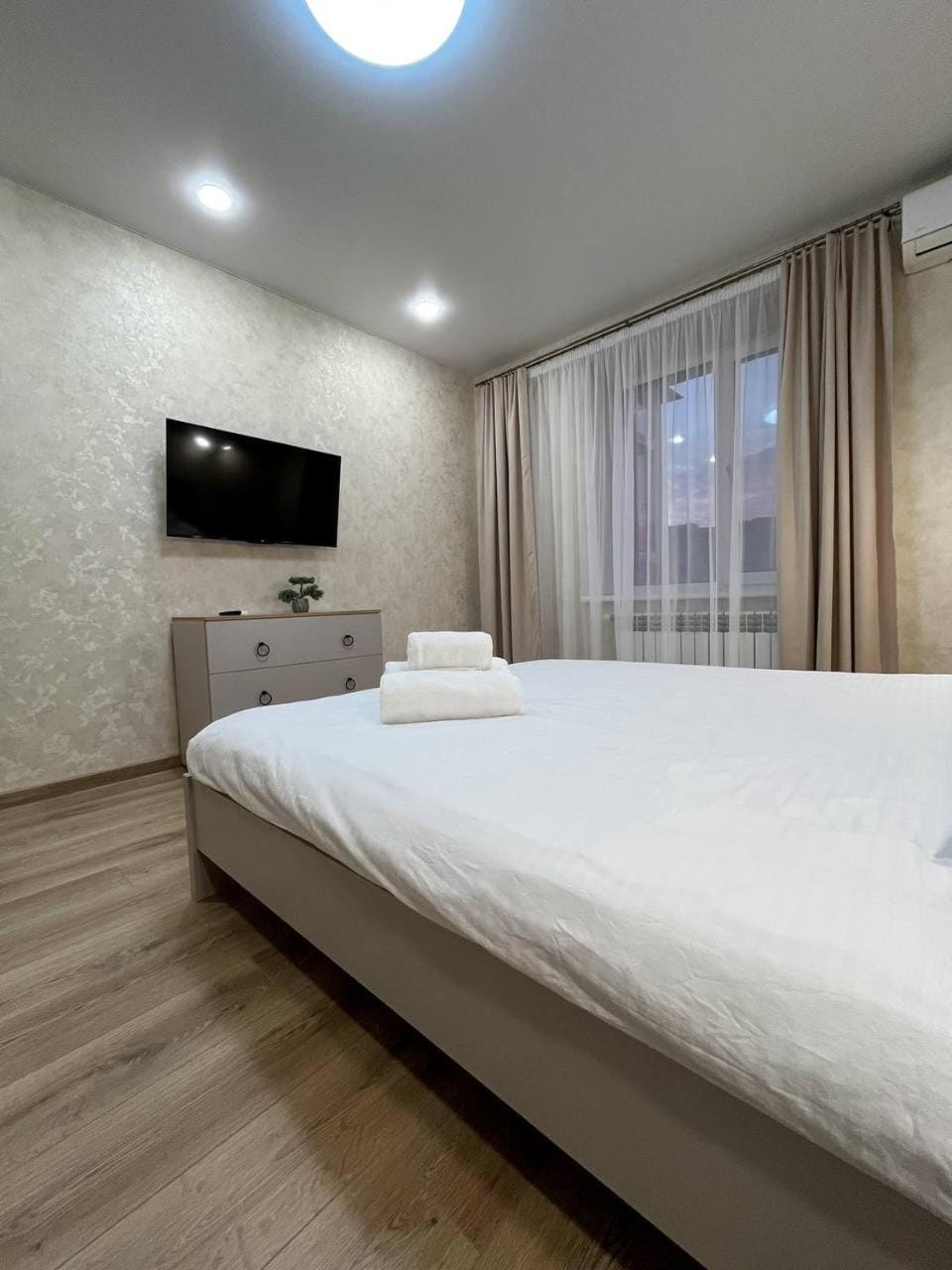 Bed, TV and multimedia, Bedroom