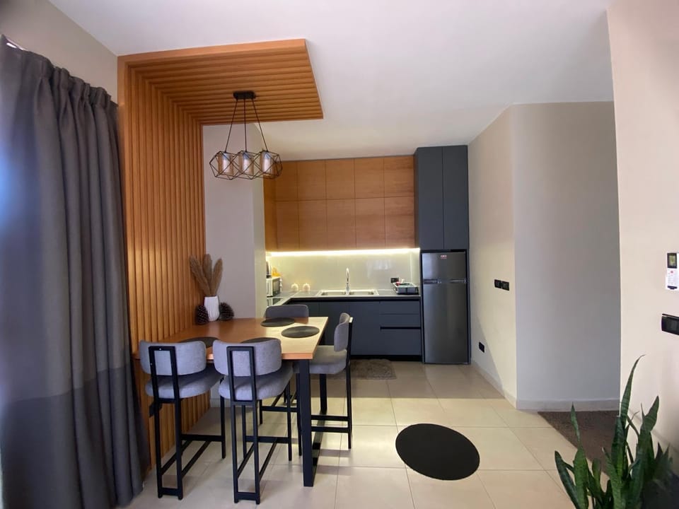 Kitchen or kitchenette, Living room, Seating area, Dining area, minibar, oven, stove