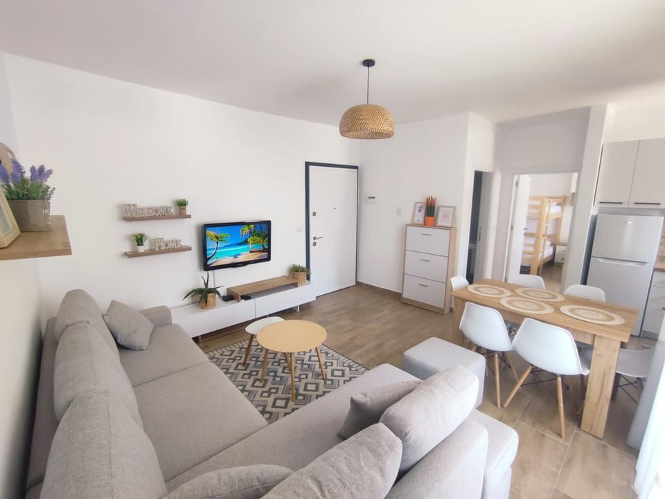 TV and multimedia, Kitchen or kitchenette, Living room, Seating area, Dining area