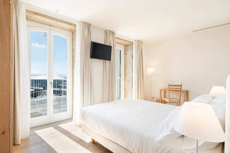 Bed, Off site, TV and multimedia, Balcony/Terrace, Photo of the whole room, Bedroom, locker, air conditioner