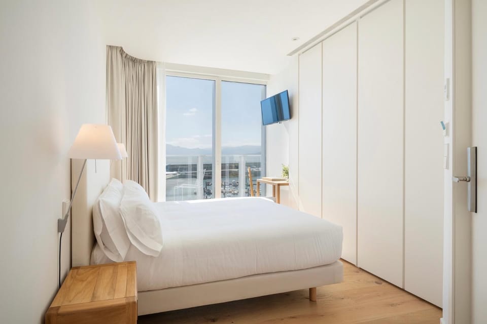 Bed, Off site, TV and multimedia, Balcony/Terrace, Photo of the whole room, Bedroom, locker, wardrobe, air conditioner