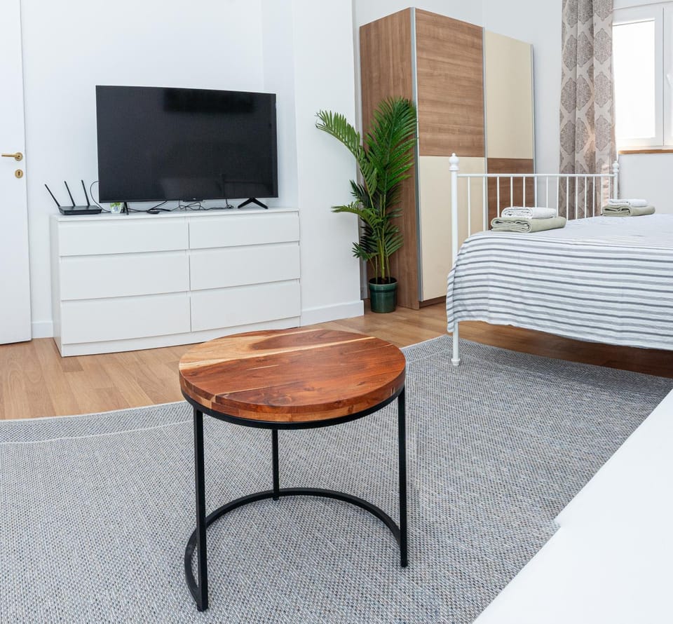 Bed, TV and multimedia, Bedroom