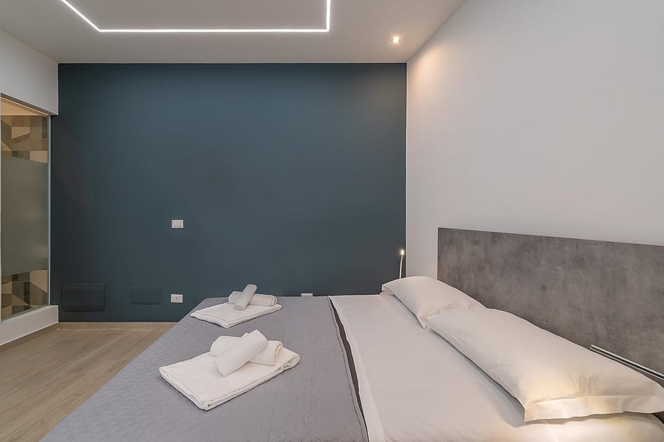 Bed, Bedroom, towels