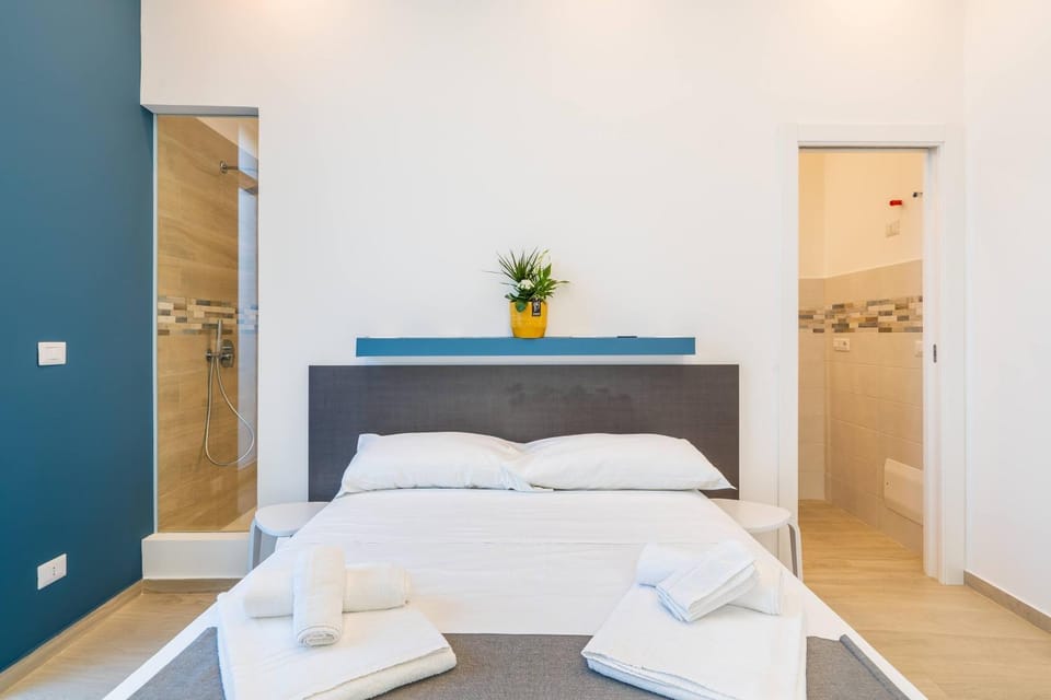 Bed, Bathroom, Photo of the whole room, Bedroom, towels