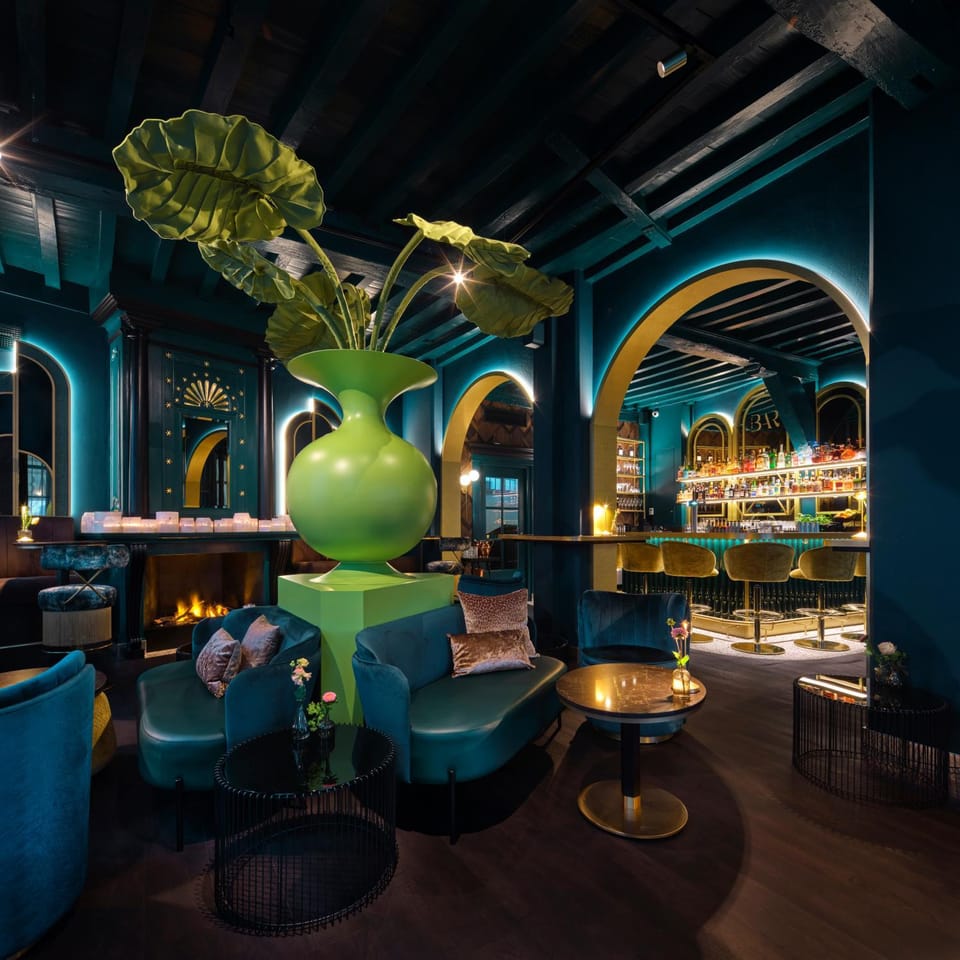 Restaurant/places to eat, Lounge or bar