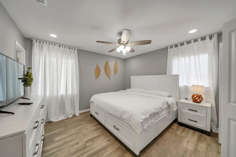 Magnolia - Family-Friendly Comforts, TVs, Grill & Just Steps to the Beach! House in Fort Walton Beach