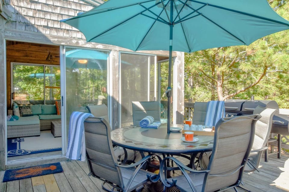 14443 - Expansive Home Abutting Rail Trail Near First Encounter and Hatch Beaches House in North Eastham