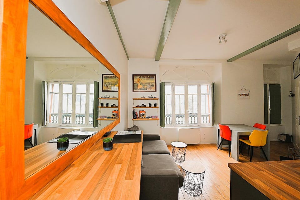 TV and multimedia, Kitchen or kitchenette, Living room, Seating area, Dining area